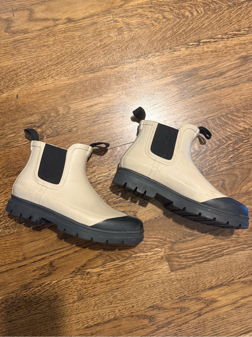 Everlane Chelsea-Style Rain Boots in Cream and Black - size 8